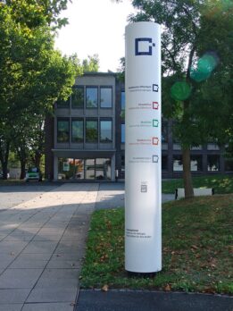 beklebung der säule im corporate design der stadtwerke im eingang des unternehmens