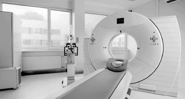 ct-scanner in klinik mit ring wie in der bildmarke des logorelaunchs